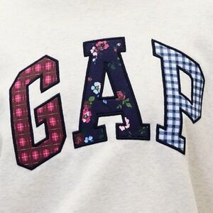 NWT GAP LOGO WOMENS Pale Heather Gray Crewneck Sweatshirt, Size: Medium